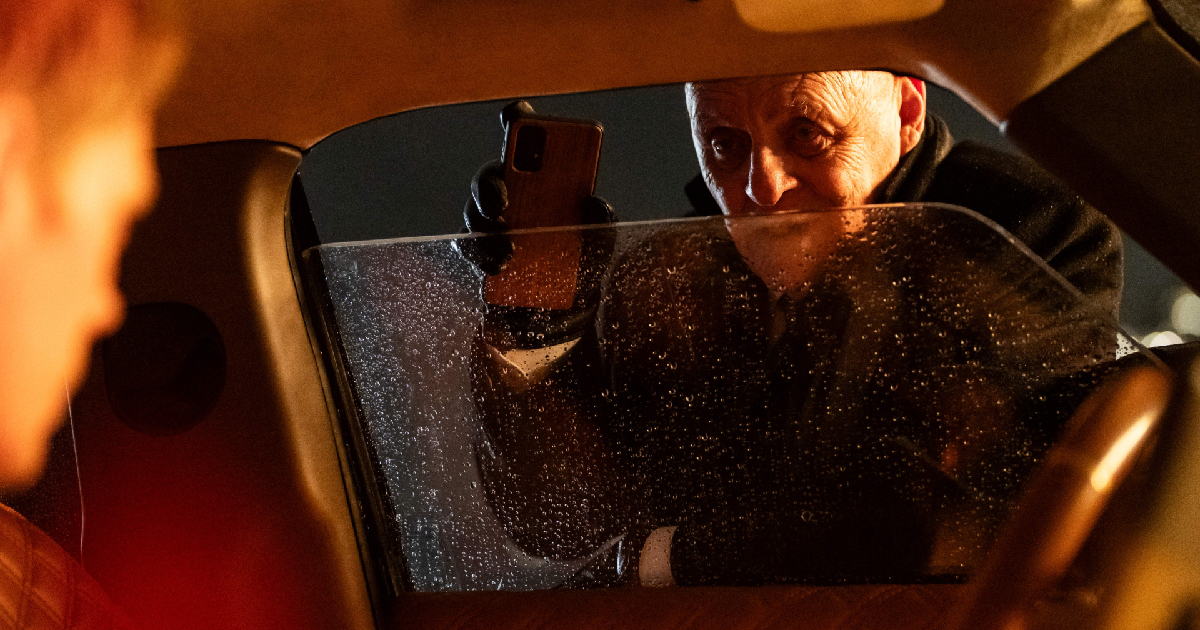 anthony hopkins sbircia dal finestrino della macchina in locked - nerdface