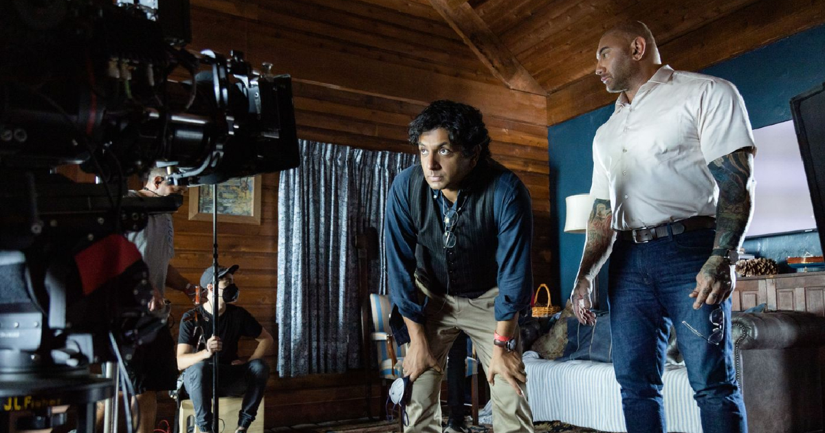 m. night shyamalan è con dave bautista sul set di bussano alla porta - nerdface