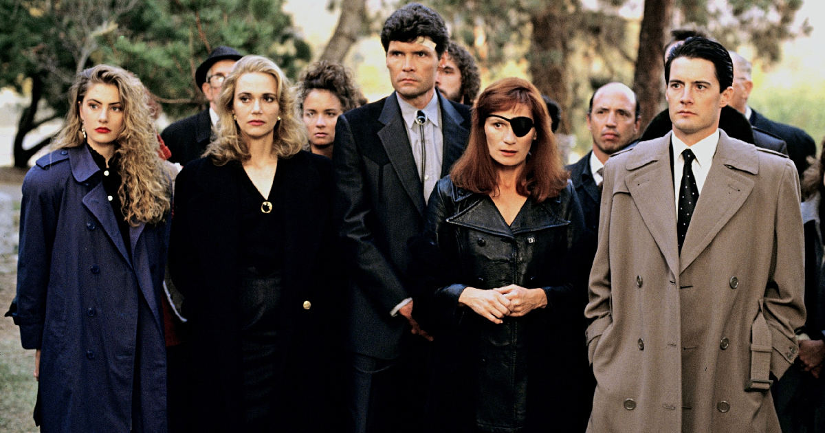 un gruppo di protagonisti de i segreti di twin peaks è in piedi osservando qualcosa - nerdface