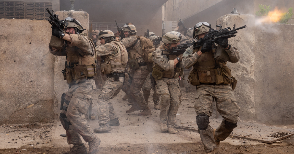 un gruppo di navy seal esce sparando da un'abitazione in warfare tempo di guerra - nerdface
