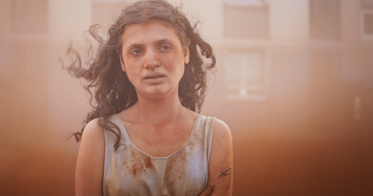 la protagonista di alpha è ricoperta di polvere - nerdface