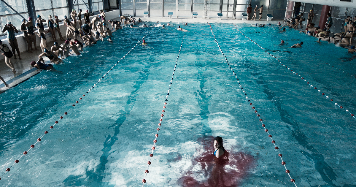 una ragazza resta sola in acqua in piscina perché perde sangue - nerdface