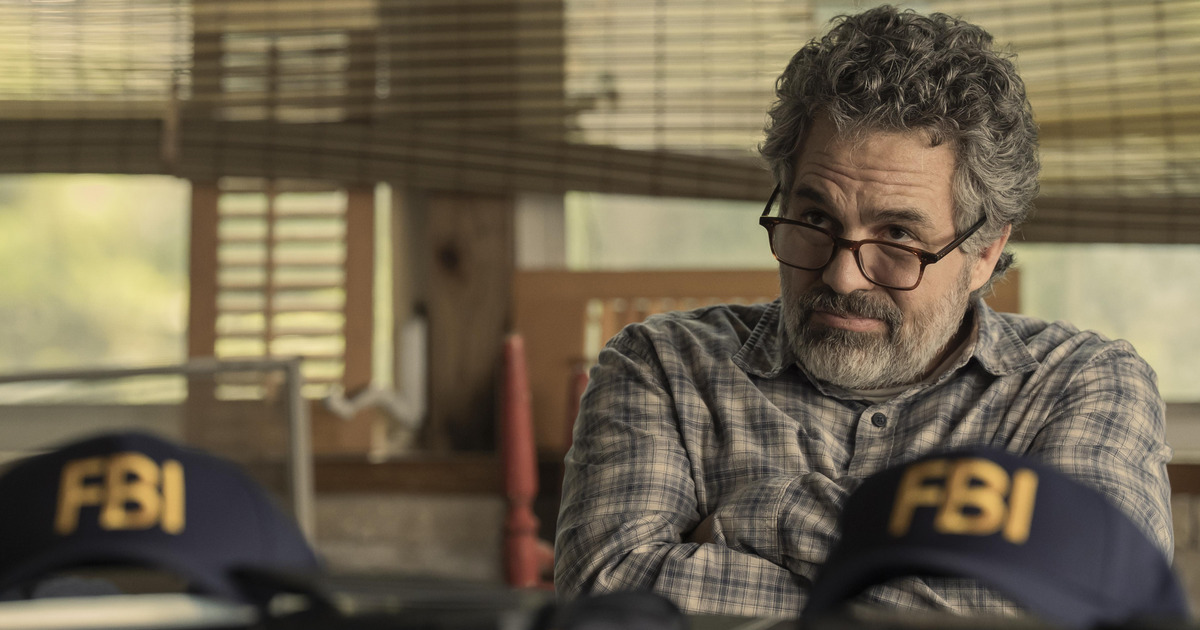Mark Ruffalo con in primo piano due cappelli dell'FBI - nerdface