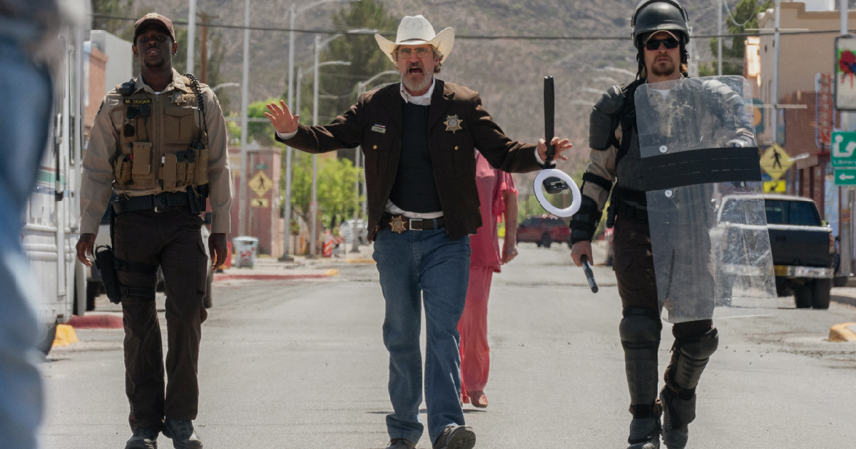 joaquin phoenix in corteo nel film eddington - nerdface