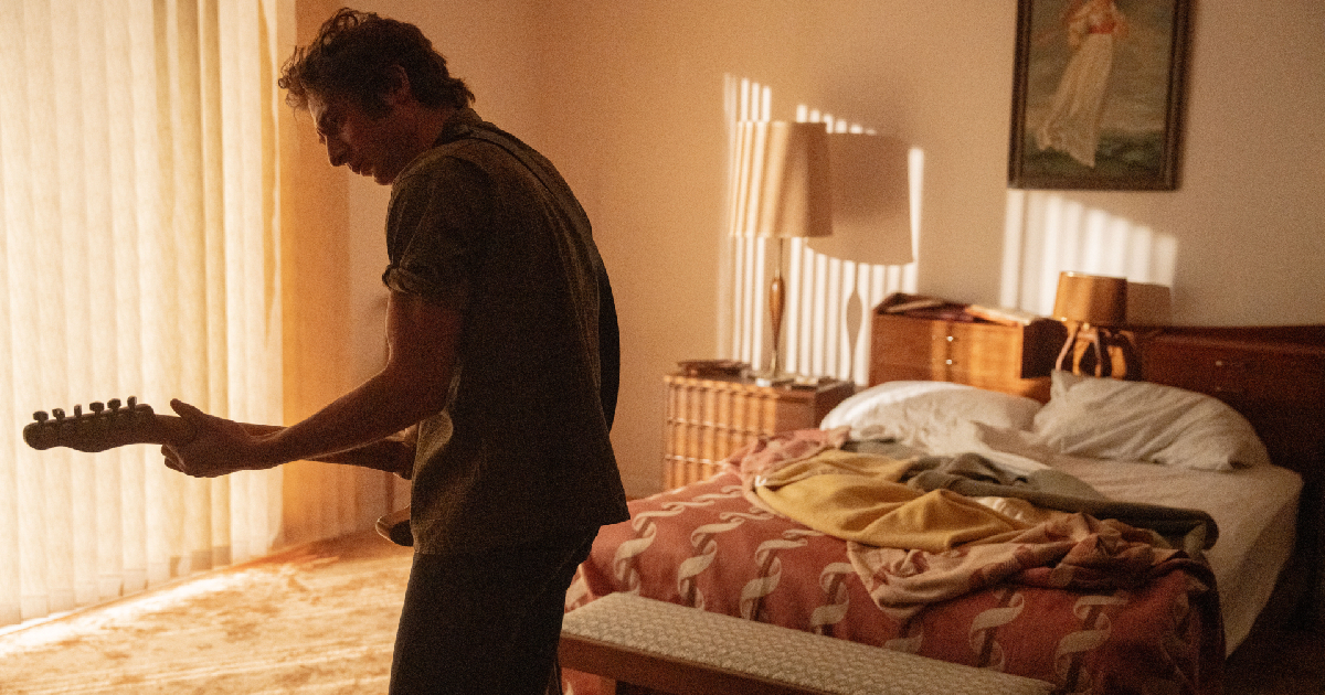 allen white è springsteen e suona la chitarra in una stanza d'hotel in liberami dal nulla - nerdface