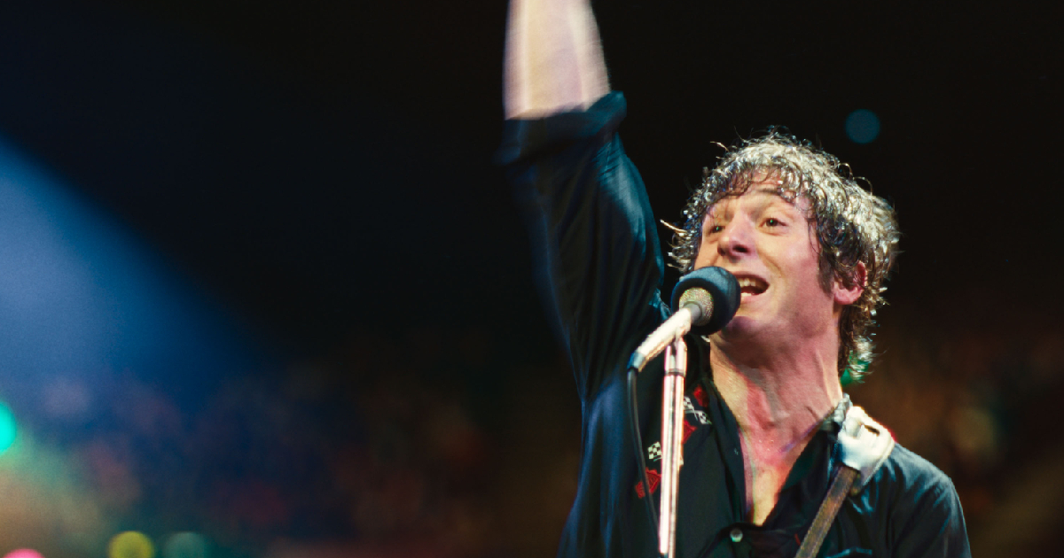 allen white è springsteen e alza il braccio al cielo in liberami dal nulla - nerdface