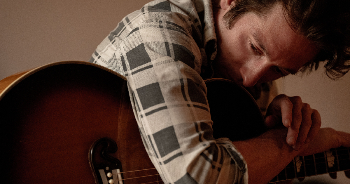 allen white è pensieroso sulla chitarra nel film spingsteen liberami dal nulla - nerdface