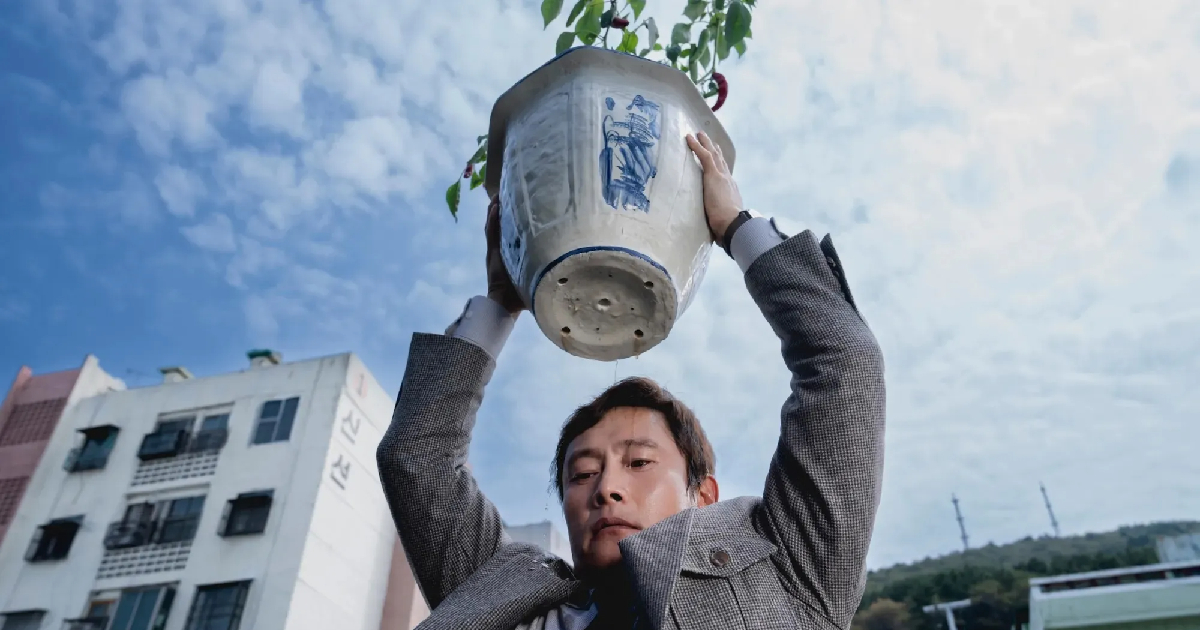 un uomo solleva un vaso per darlo in testa a qualcuno in no other choice - nerdface