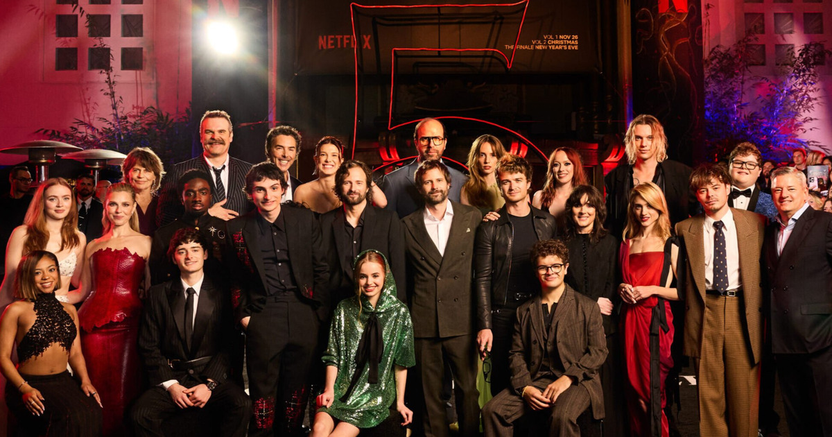 l'intero cast in posa per la premiere della quinta stagione di Stranger things - nerface