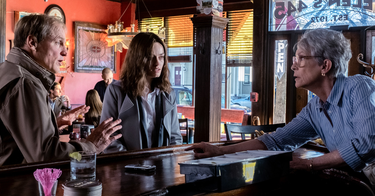 ter dei personaggi principali discutono in un pub