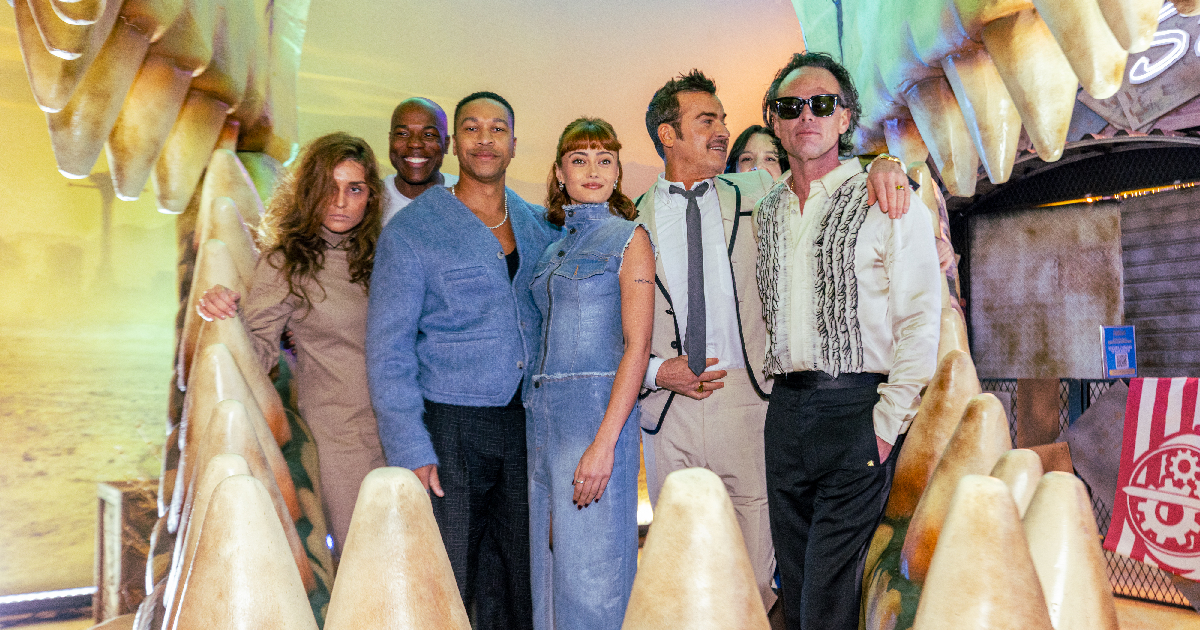 il cast di fallout posa dentro la bocca di dinky alla ccxp - nerdface