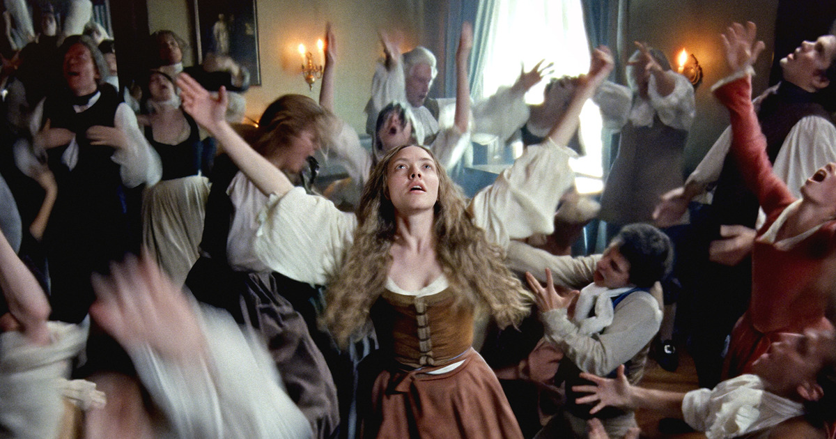 la protagonista balla in mezzo ai suoi seguaci - nerdface