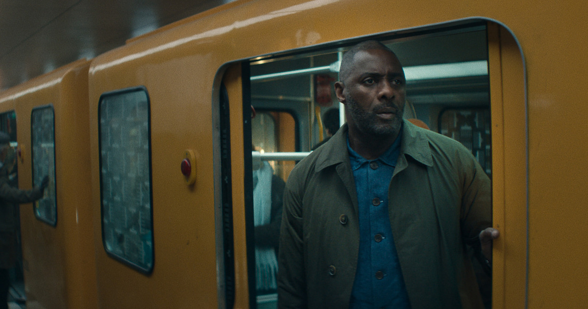 svelato-il-trailer-della-seconda-stagione-di-hijack-su-apple-tv-nerdface idris elba che si trova nella metropolitana di berlino - hijack - nerdface