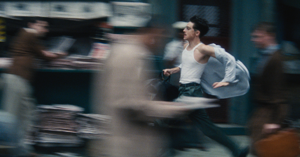 timothee chalamet corre nel film marty supreme - nerdface