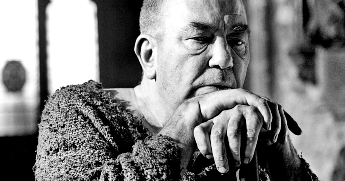 albert finney è pensieroso mentre si poggia su un bastone - nerdface