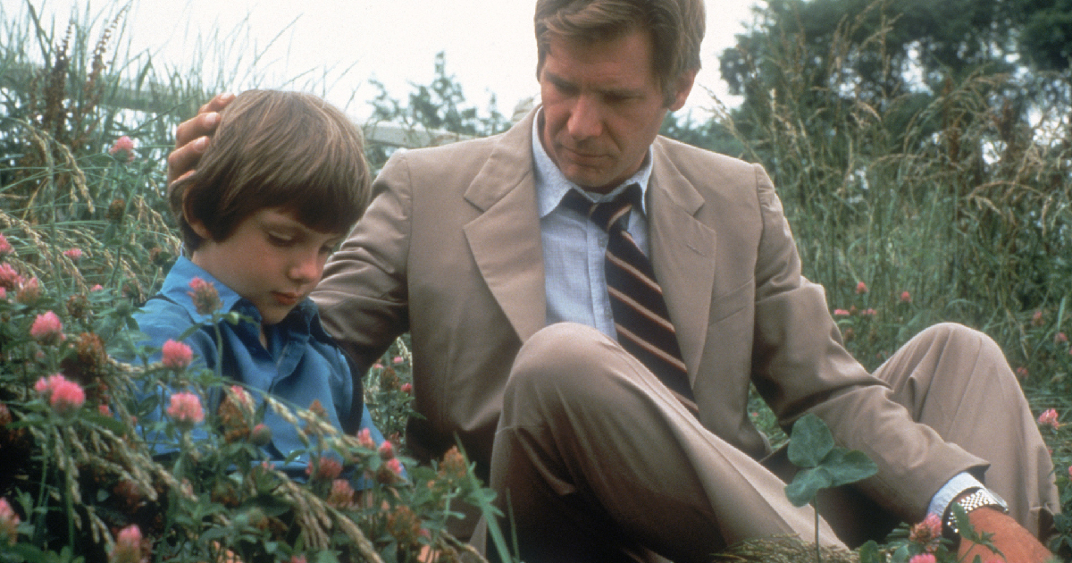 harrison ford accarezza la testa di witness il testimone - nerdface