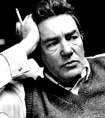 albert finney fuma con espressione seria - nerdface