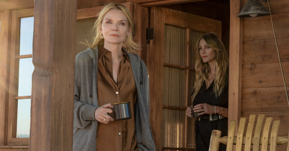 Michelle Pfeiffer tienen una tazza in mano sotto un porticato in Montana - nerdface