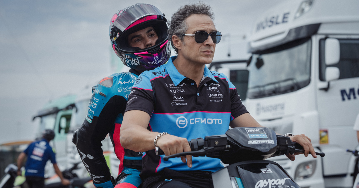 Papa e figlio entra,bi sul bordopista del circuito - nerdface