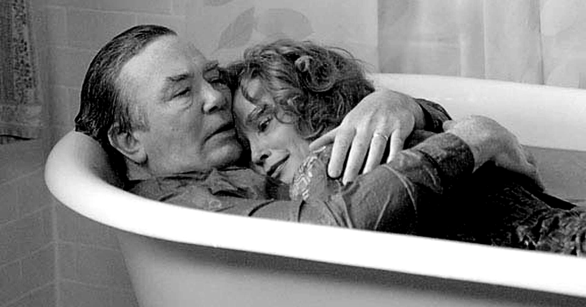 albert finney abbraccia la moglie in una vasca da bagno in big fish - nerdface