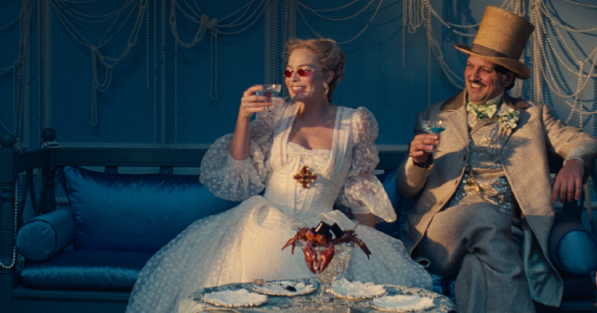 margot robbie in cime tempestose è seduta su un divano - nerdface