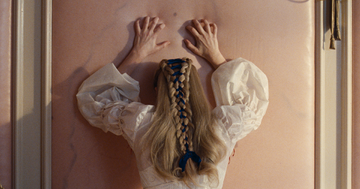 margot robbie si aggrappa a un muro in cime tempestose - nerdface