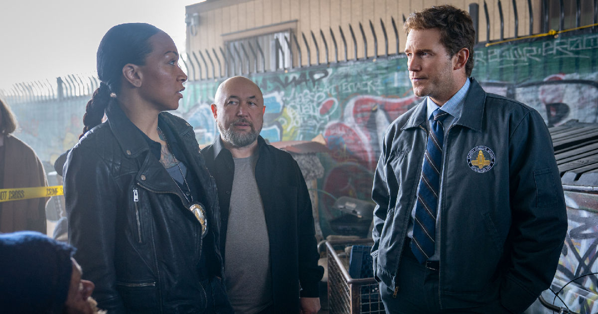 chris pratt nel film mercy sotto accusa parla con alcuni colleghi - nerdface