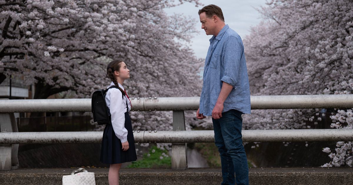 brendan fraser osserva una bambina sullo sfondo di ciliegi in fiore in rental family - nerdface