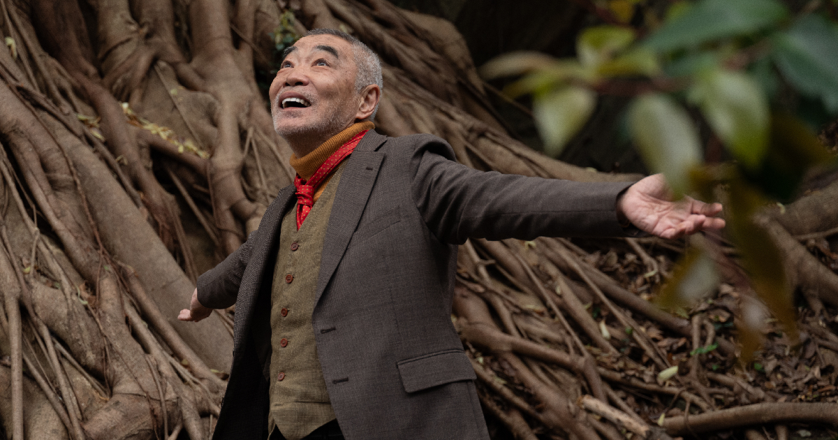 un anziano è pieno di gioia nel film rental family - nerdface