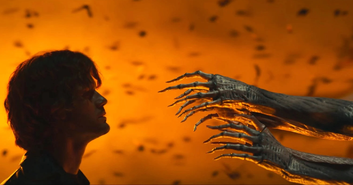 delle mani piene di dita stanno per afferrare il volto del protagonista di return to silent hill - nerdface