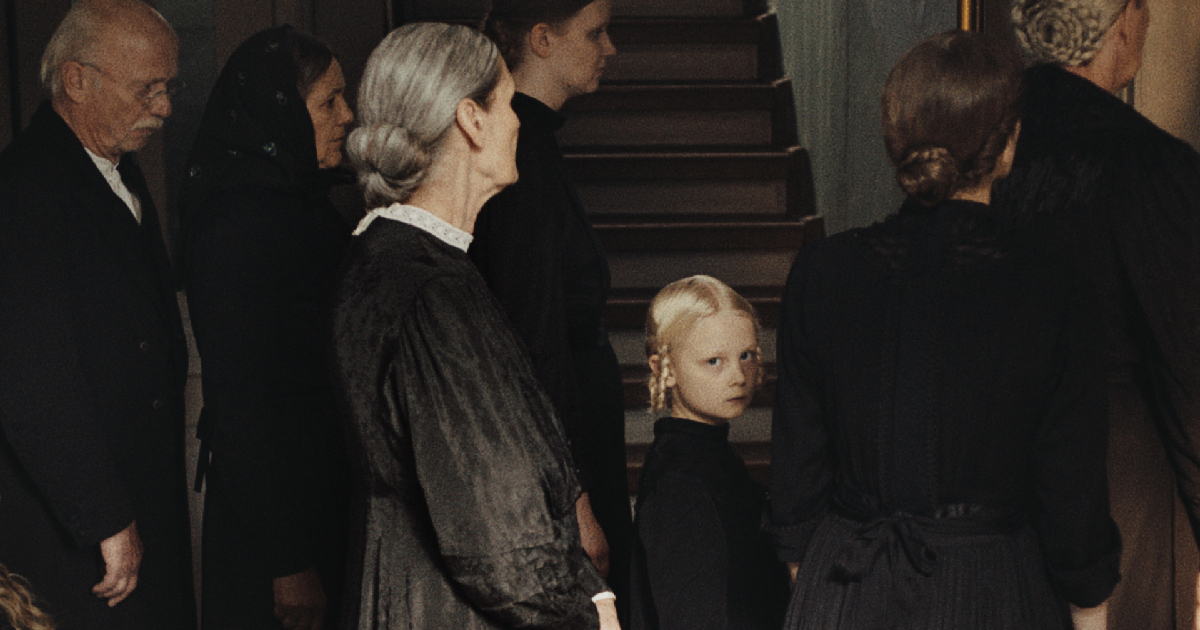 una bambina tra alcuni adulti si volta a guardare qualcosa ne il suono di una caduta - nerdface