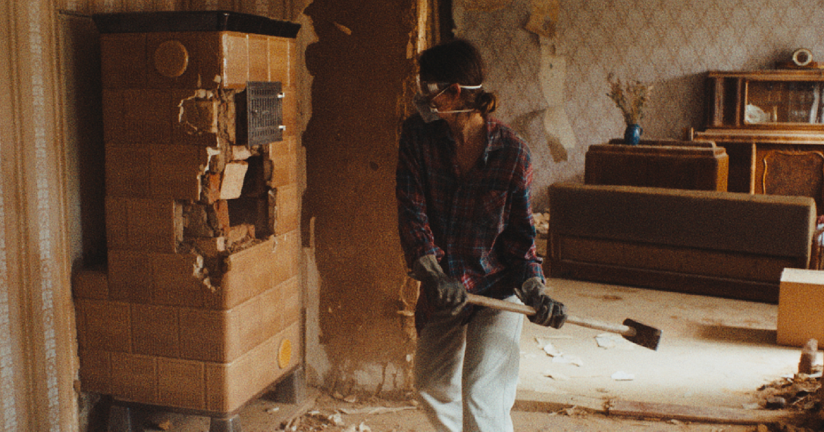 una donna prende a martellate un armadio ne il suono di una caduta - nerdface