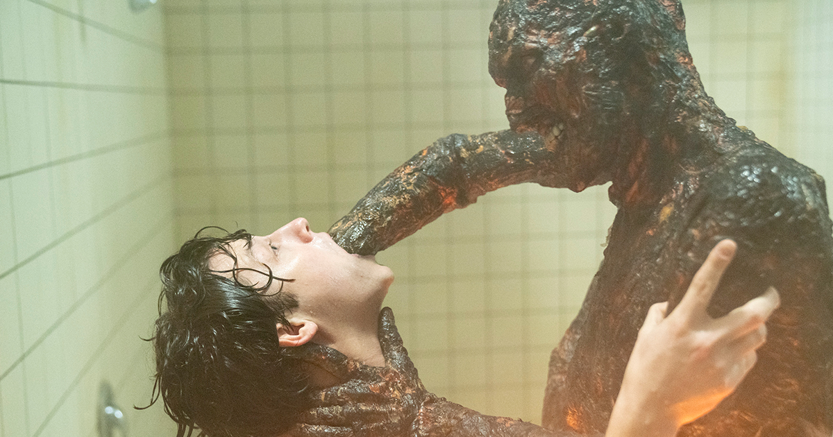 una vittima di whistle a in bocca mezzo braccio di un mostro - nerdface