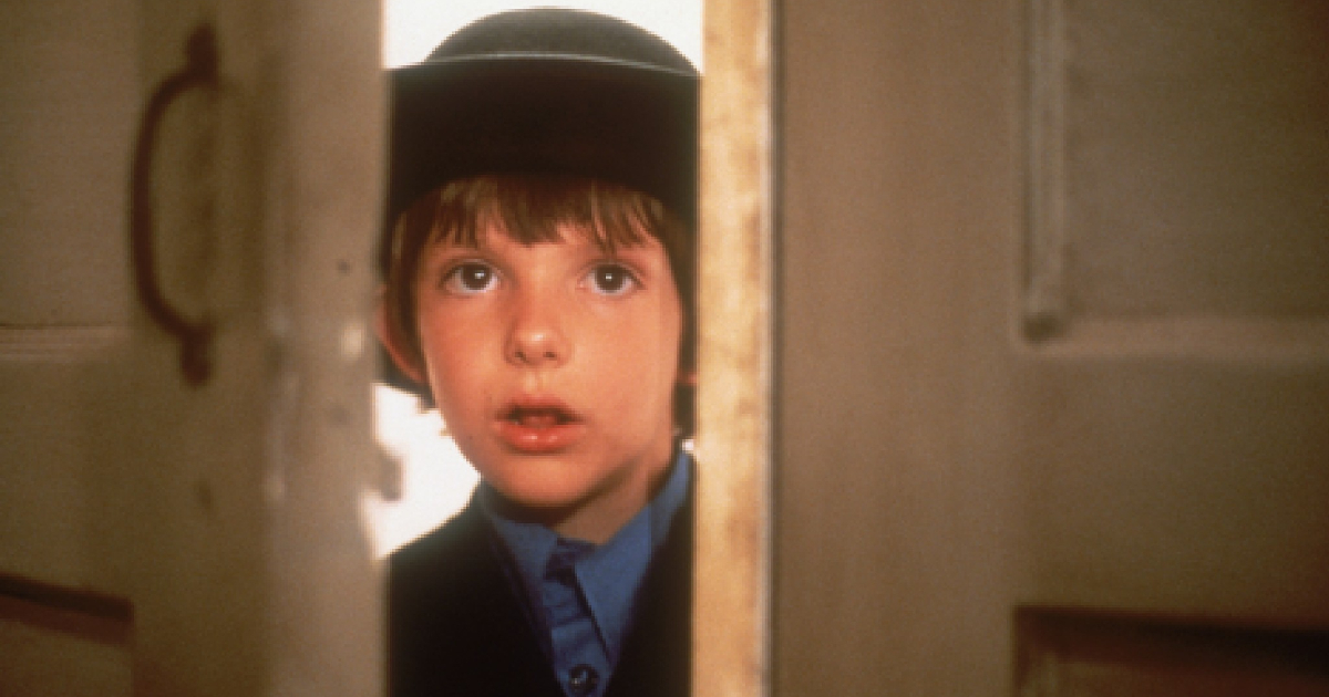 il piccolo testimne di witness di affaccia da una porta socchiusa - nerdface