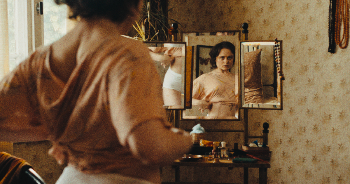 una donna si veste allo specchio ne il suono di una caduta - nerdface