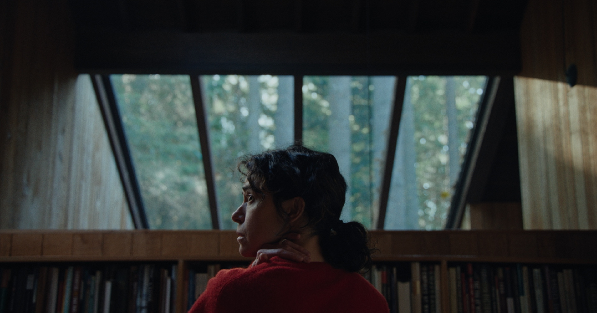 la protagonista di keeper osserva qualcosa da una finestra - nerdface