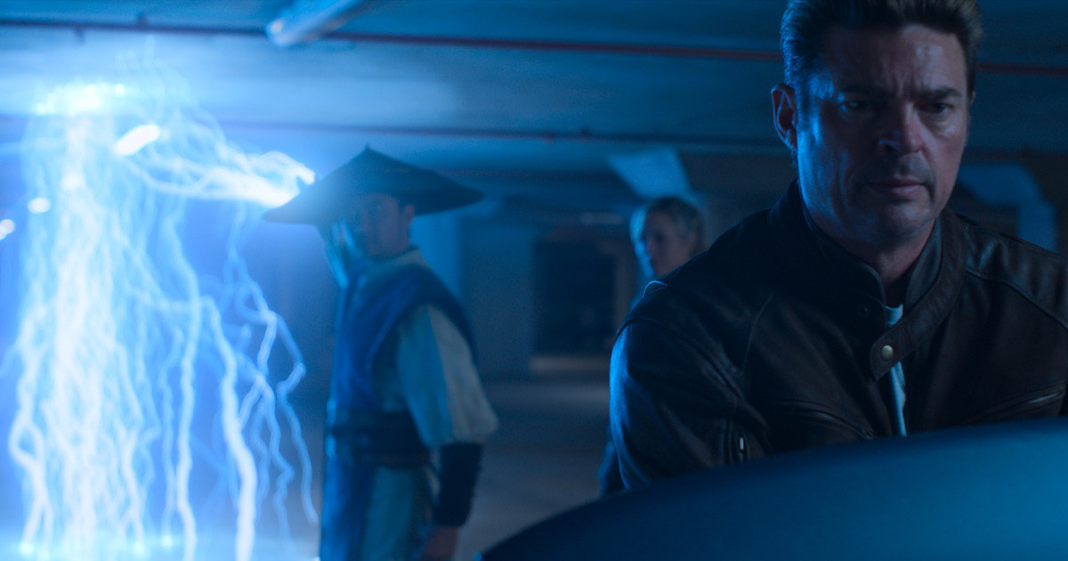 karl urban in primo piano con dietro due personaggi del videogioco - nerdface