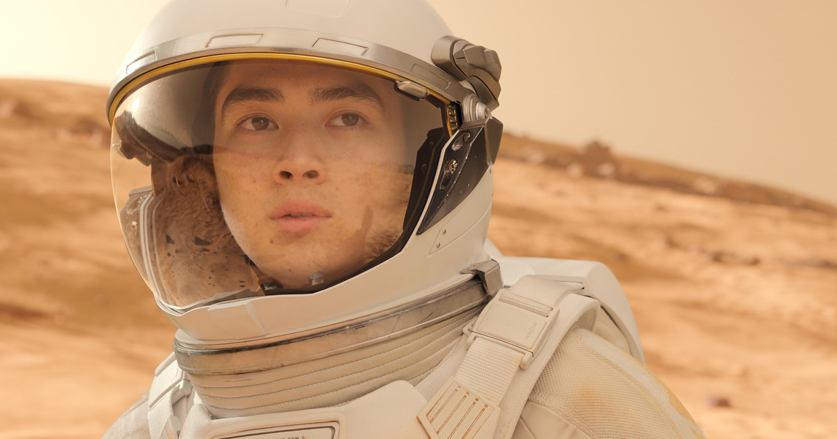 un astronauta in tuta spaziale su marte - nerdface