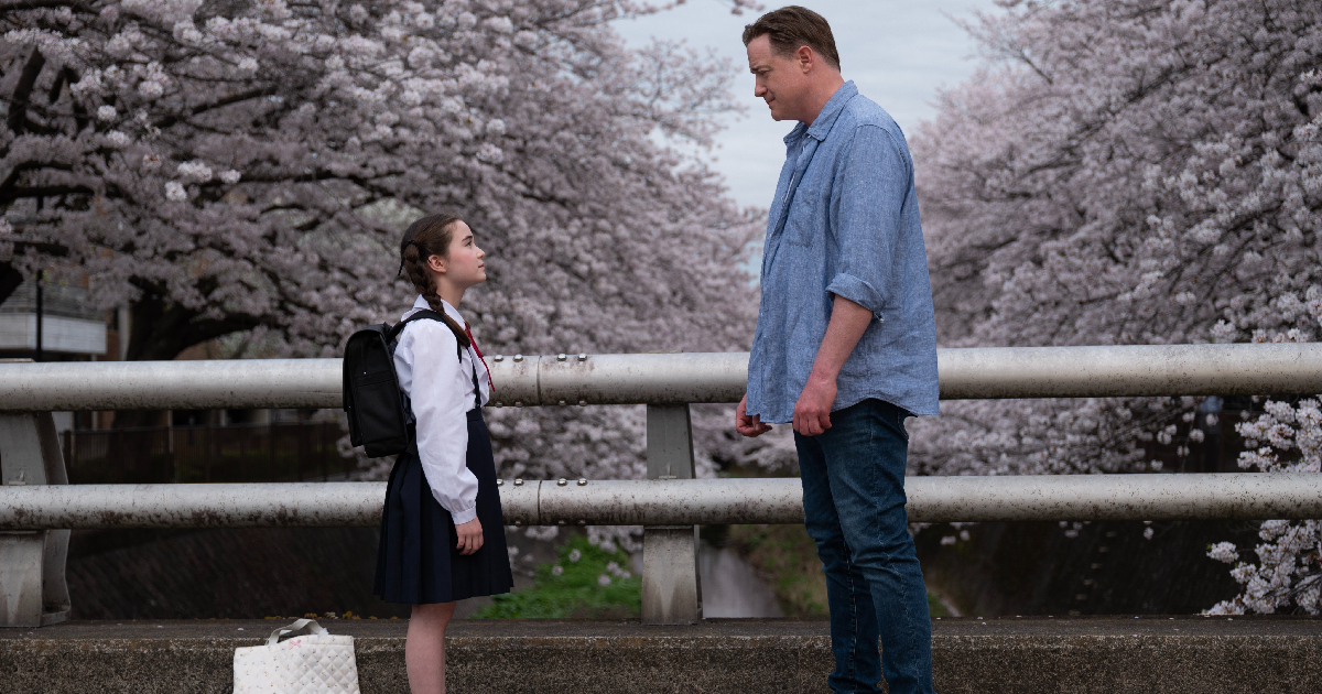 brendan fraser di fronte a una bambina nel trailer di rental family - nerdface