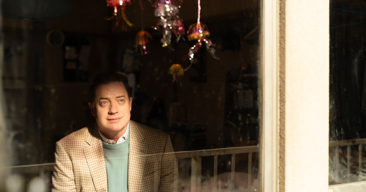 brendan fraser osserva qualcosa in modo sognante dalla finestra in rental family - nerdface