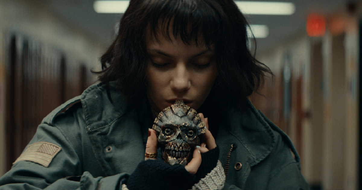 la protagonista di whistle sta per soffiare nell'artefatto malefico - nerdface