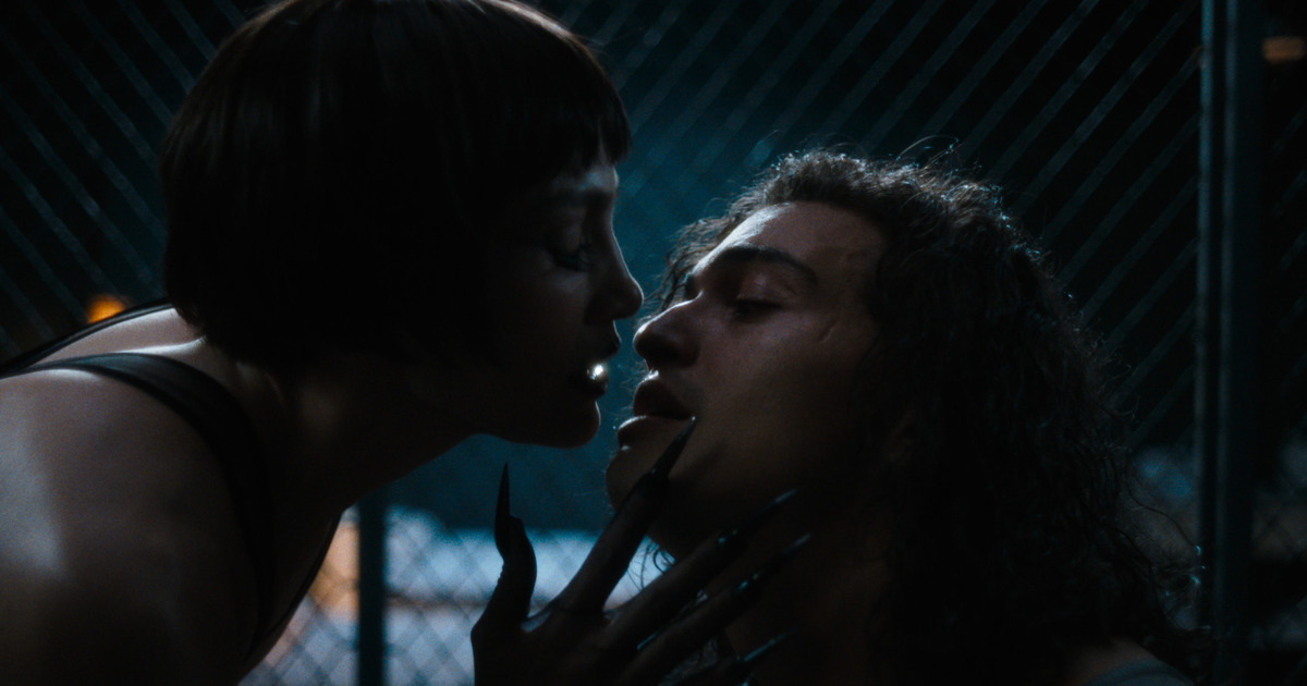 i due protagonisti in primo piano che sono presi dal narrare la storia - nerdface