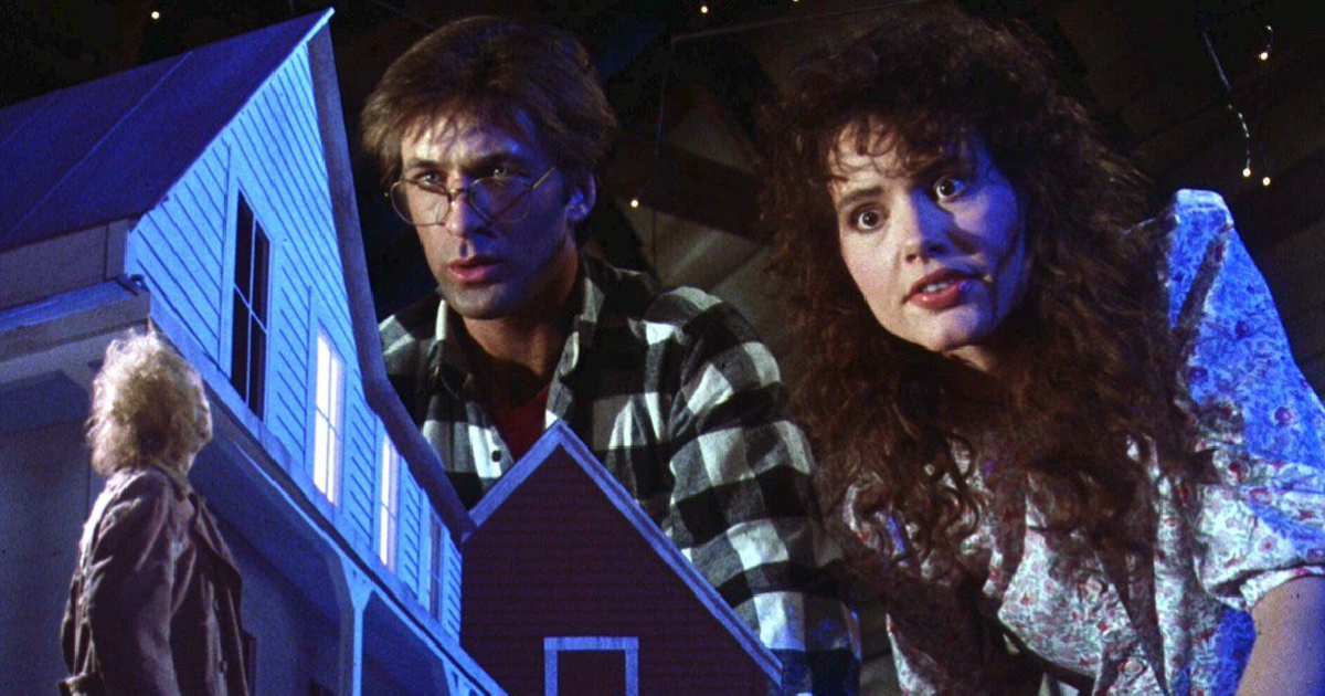 geena davis e alec baldwin osservano beetlejuice - nerdface