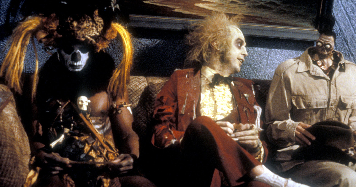 beetlejuice parla con una mummia nel primo film di tim burton - nerdface