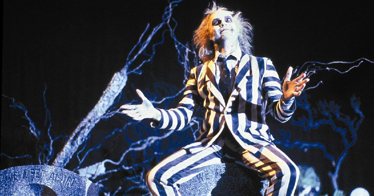 michael keaton è beetlejuice seduto su una lapide - nerdface