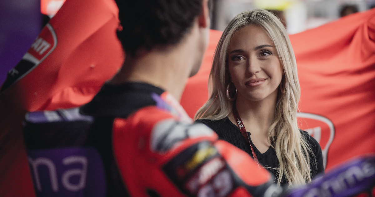 il protagonista di idoli è osservato con cupidigia da una bionda - nerdface