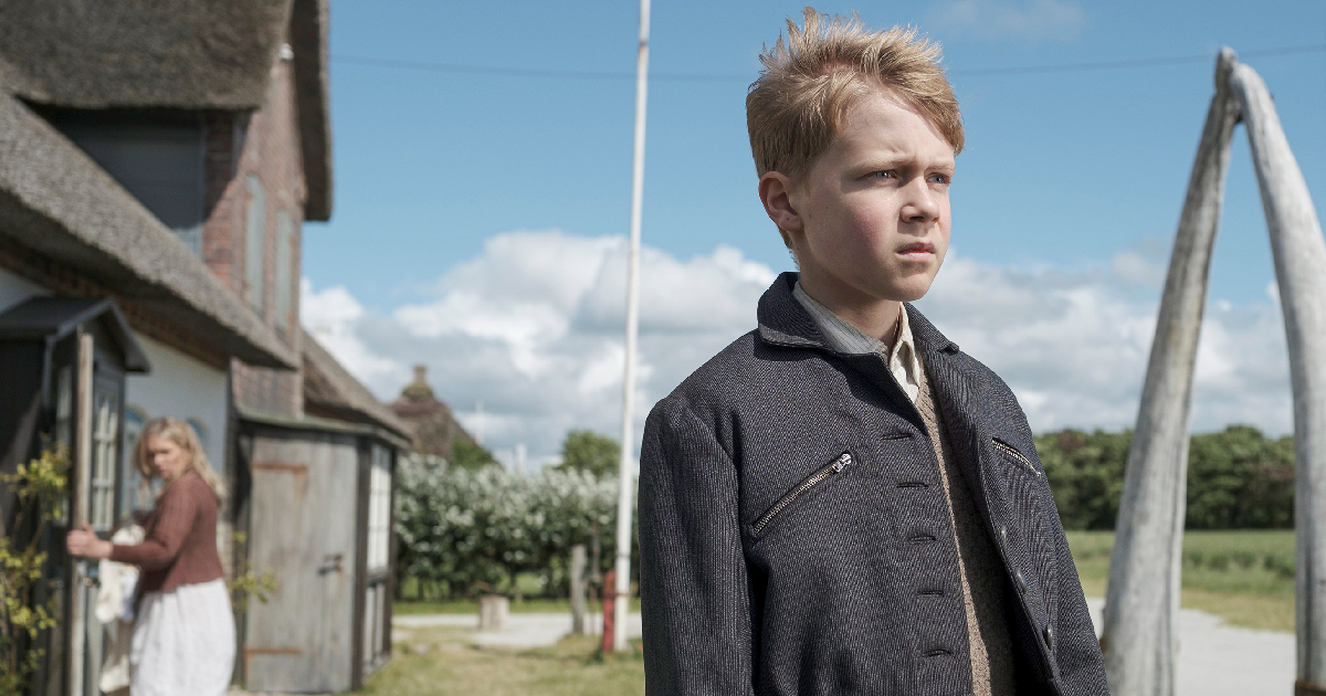 il protagonista de l'isola dei ricordi osserva qualcosa - nerdface