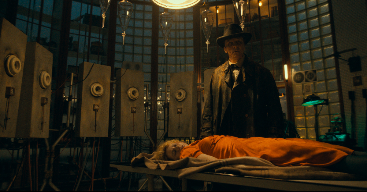 christian bale osserva ida stesa in laboratorio ne la sposa! - nerdface