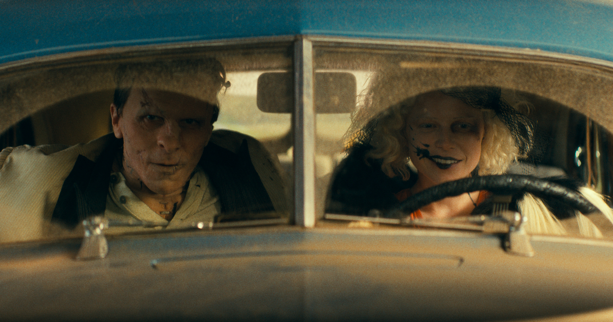 christian bale e jessie buckley in un macchina nel film la sposa! - nerdface