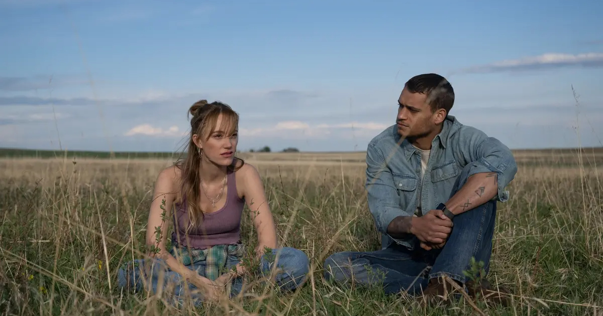 la protagonista di reminders of him parla con un ragazzo seduta su un prato - nerdface - nerdface